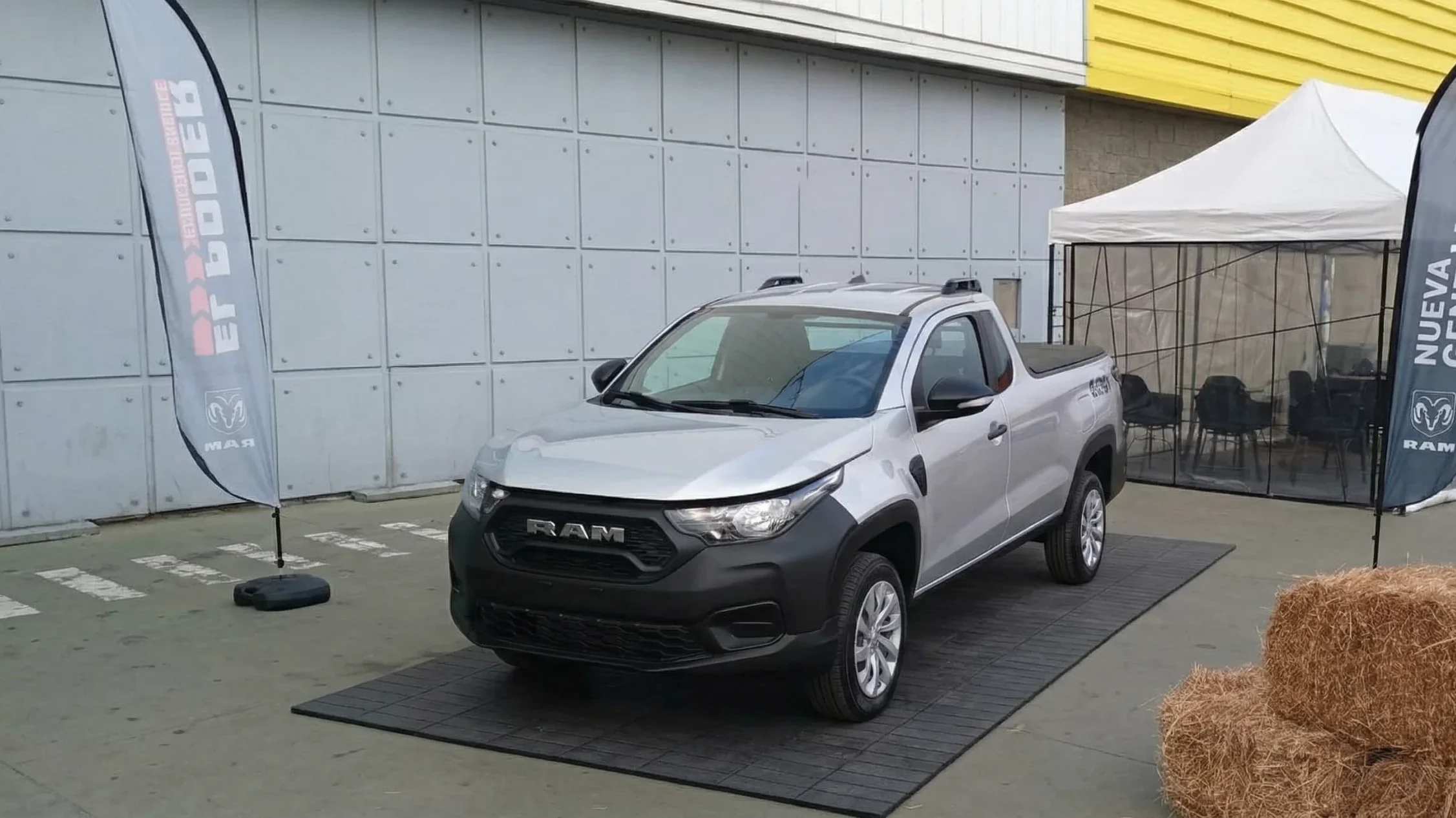 Camioneta RAM en evento promocional.