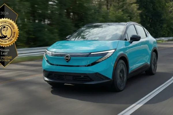 El Nissan LEAF ganador absoluto 2026 lidera la movilidad eléctrica tras ser premiado por el jurado internacional WWCOTY por su innovación y diseño.