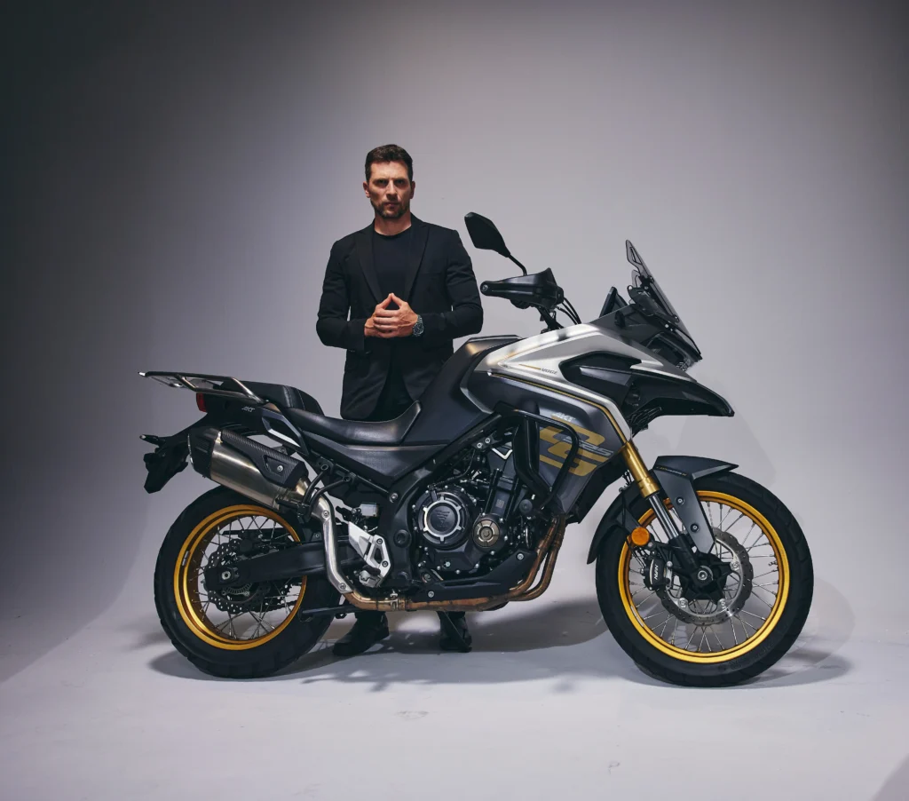 La nueva AKT Voge DS900X llega a Colombia como la primera moto de 900 cc ensamblada localmente. Potencia y tecnología premium. Descubre más aquí.