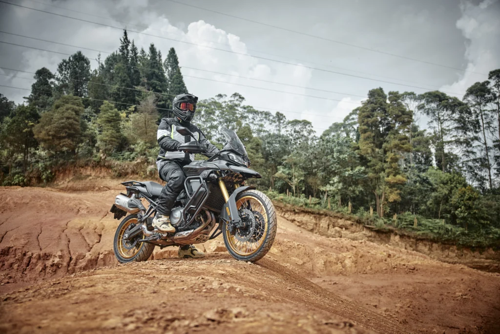 La nueva AKT Voge DS900X llega a Colombia como la primera moto de 900 cc ensamblada localmente. Potencia y tecnología premium. Descubre más aquí.