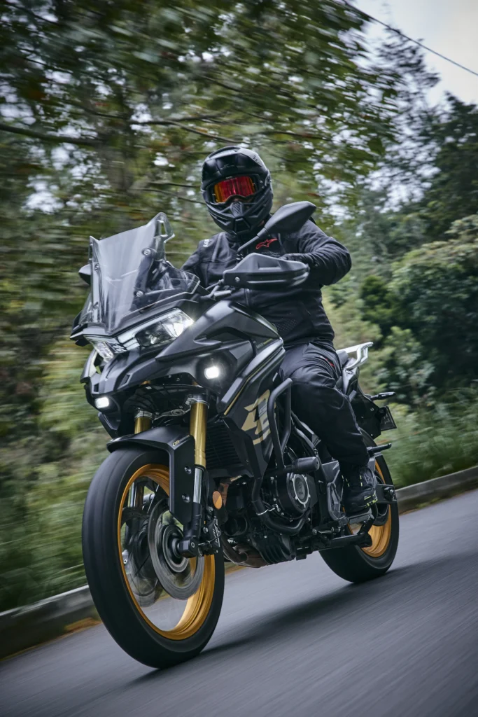 La nueva AKT Voge DS900X llega a Colombia como la primera moto de 900 cc ensamblada localmente. Potencia y tecnología premium. Descubre más aquí.