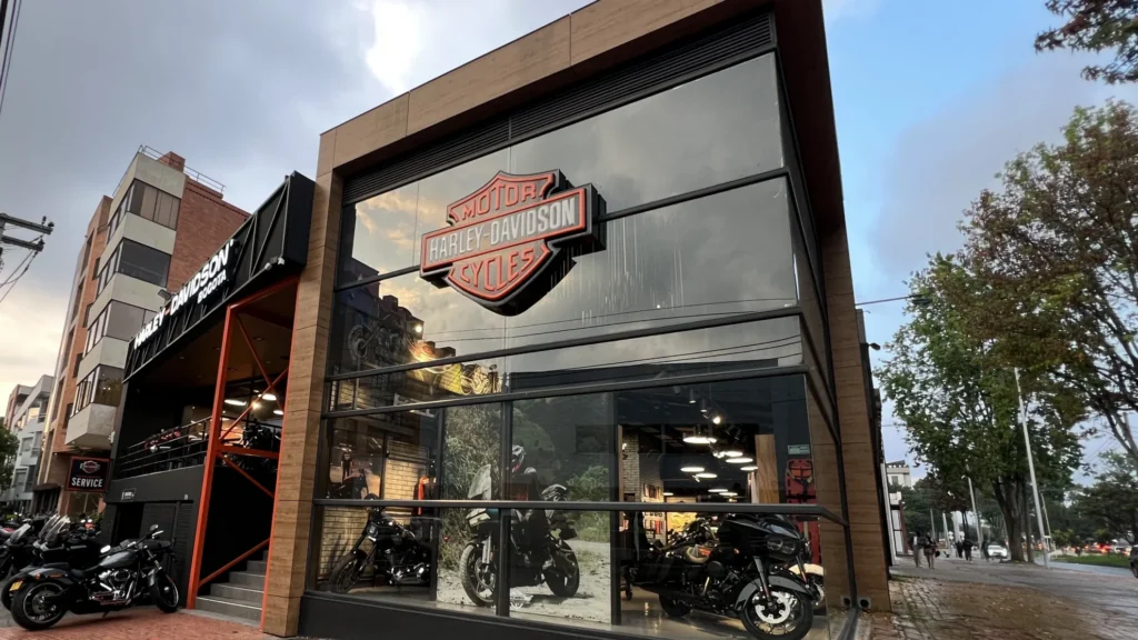 Harley-Davidson Colombia lidera el crecimiento de la marca en Latinoamérica 2 Harley-Davidson Colombia lidera el crecimiento de la marca en Latinoamérica con presencia en Bogotá, Medellín y Pereira, consolidando su red de concesionarios y cultura motociclista.