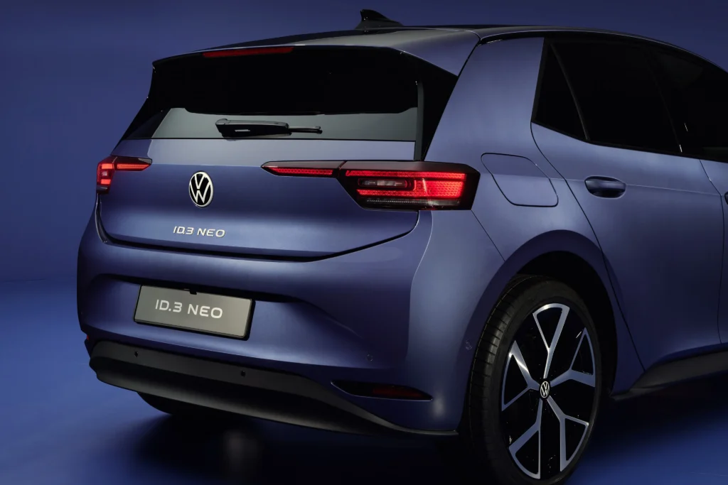 Nuevo Volkswagen ID.3 Neo: La audaz evolución eléctrica que se presenta al mundo 5 Descubre el Nuevo Volkswagen ID.3 Neo: la audaz evolución eléctrica que redefine la experiencia con diseño vanguardista y tecnología avanzada.