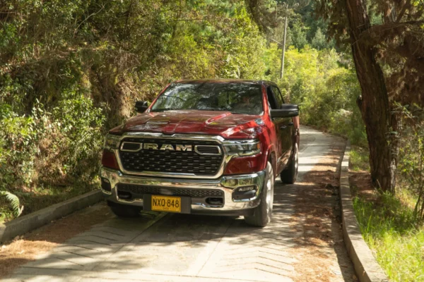 Descubre la RAM CAT alianza Colombia: propietarios de pick-up RAM obtienen 25% de descuento en todas las tiendas CAT del país con solo mostrar sus llaves.