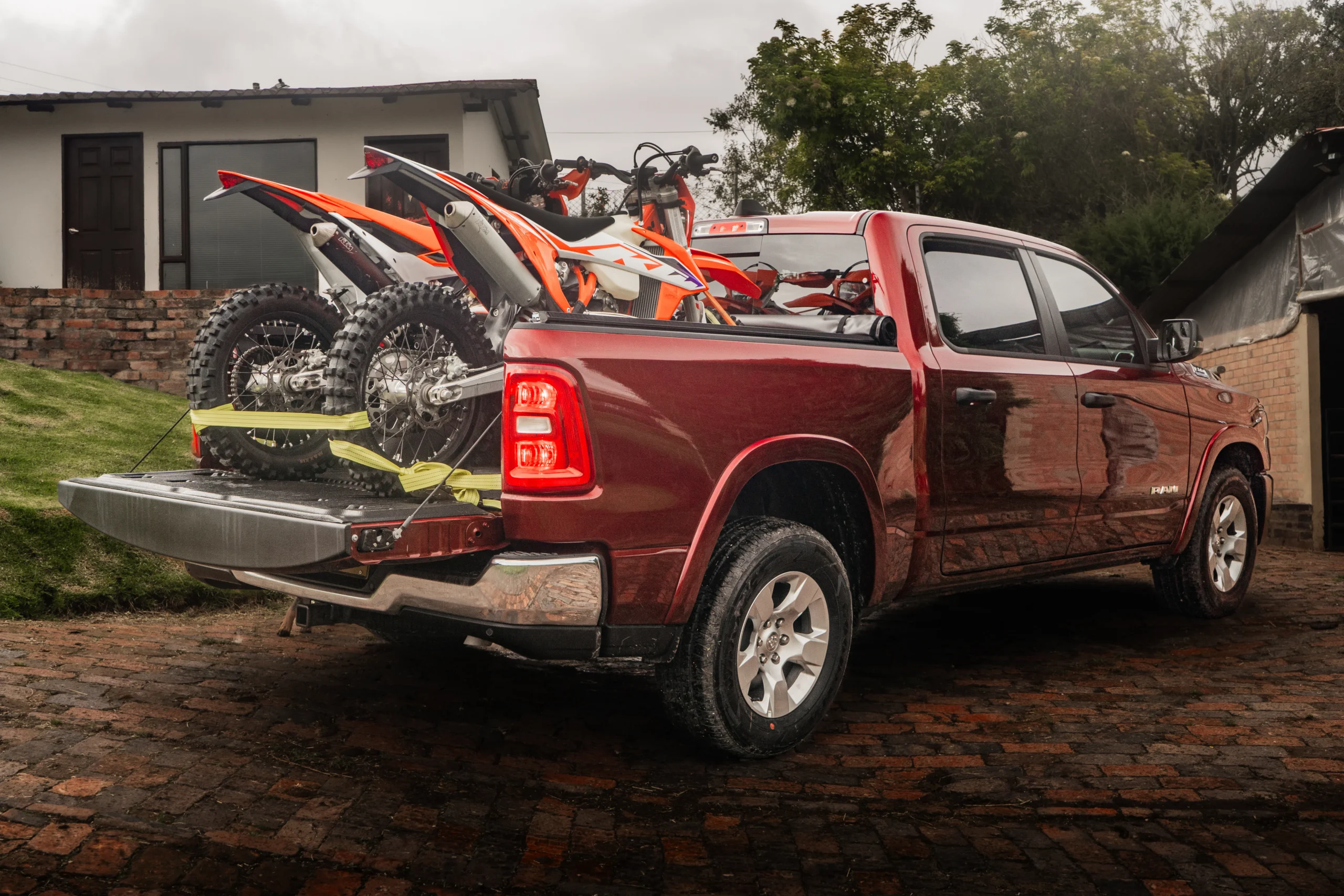 Optimiza el transporte de motos en Ram con seguridad. Descubre consejos técnicos y la versatilidad de estas pick-ups en Colombia. Conoce los detalles.