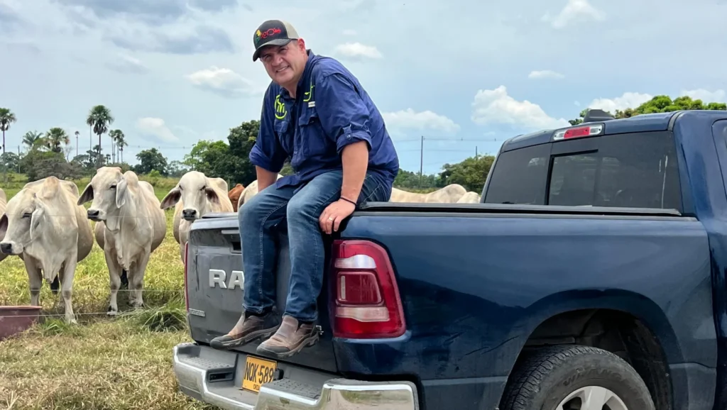 Ram 1500, Mauricio Vélez: El poder híbrido que revoluciona la productividad y el estilo de vida en el campo colombiano 2 La Ram 1500 Mauricio Vélez redefine la productividad en el campo colombiano con su tecnología híbrida y potencia excepcional.