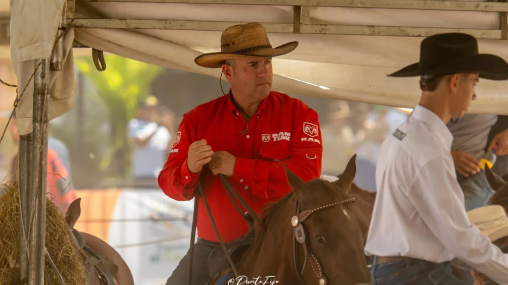 Ram 1500, Mauricio Vélez: El poder híbrido que revoluciona la productividad y el estilo de vida en el campo colombiano 3 La Ram 1500 Mauricio Vélez redefine la productividad en el campo colombiano con su tecnología híbrida y potencia excepcional.