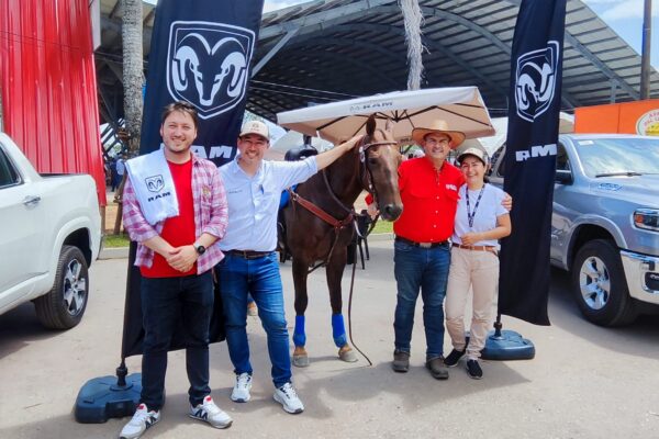 La Ram 1500 Mauricio Vélez redefine la productividad en el campo colombiano con su tecnología híbrida y potencia excepcional.