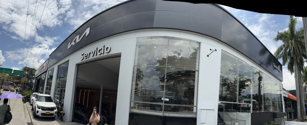Descubre la nueva Sala Flagship 360 de Kia en Medellín, un espacio que redefine la experiencia automotriz con diseño y tecnología. ¡Conoce más aquí!