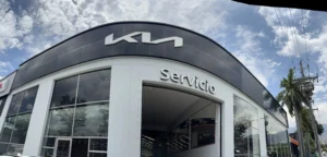 Descubre la nueva Sala Flagship 360 de Kia en Medellín, un espacio que redefine la experiencia automotriz con diseño y tecnología. ¡Conoce más aquí!