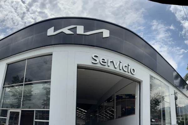 Descubre la nueva Sala Flagship 360 de Kia en Medellín, un espacio que redefine la experiencia automotriz con diseño y tecnología. ¡Conoce más aquí!
