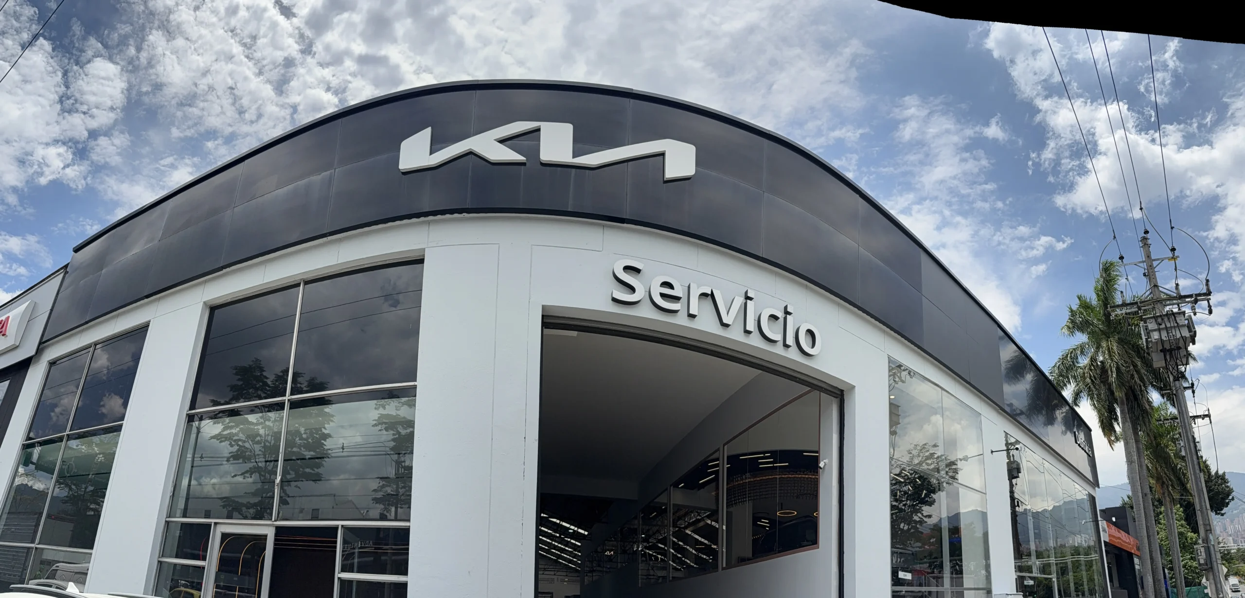 Descubre la nueva Sala Flagship 360 de Kia en Medellín, un espacio que redefine la experiencia automotriz con diseño y tecnología. ¡Conoce más aquí!