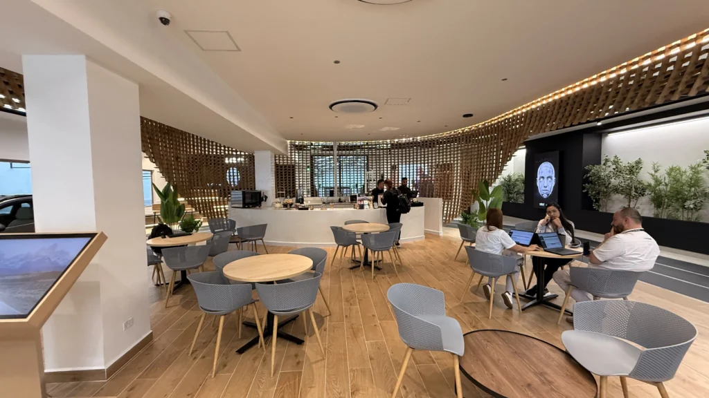 Descubre la nueva Sala Flagship 360 de Kia en Medellín, un espacio que redefine la experiencia automotriz con diseño y tecnología. ¡Conoce más aquí!