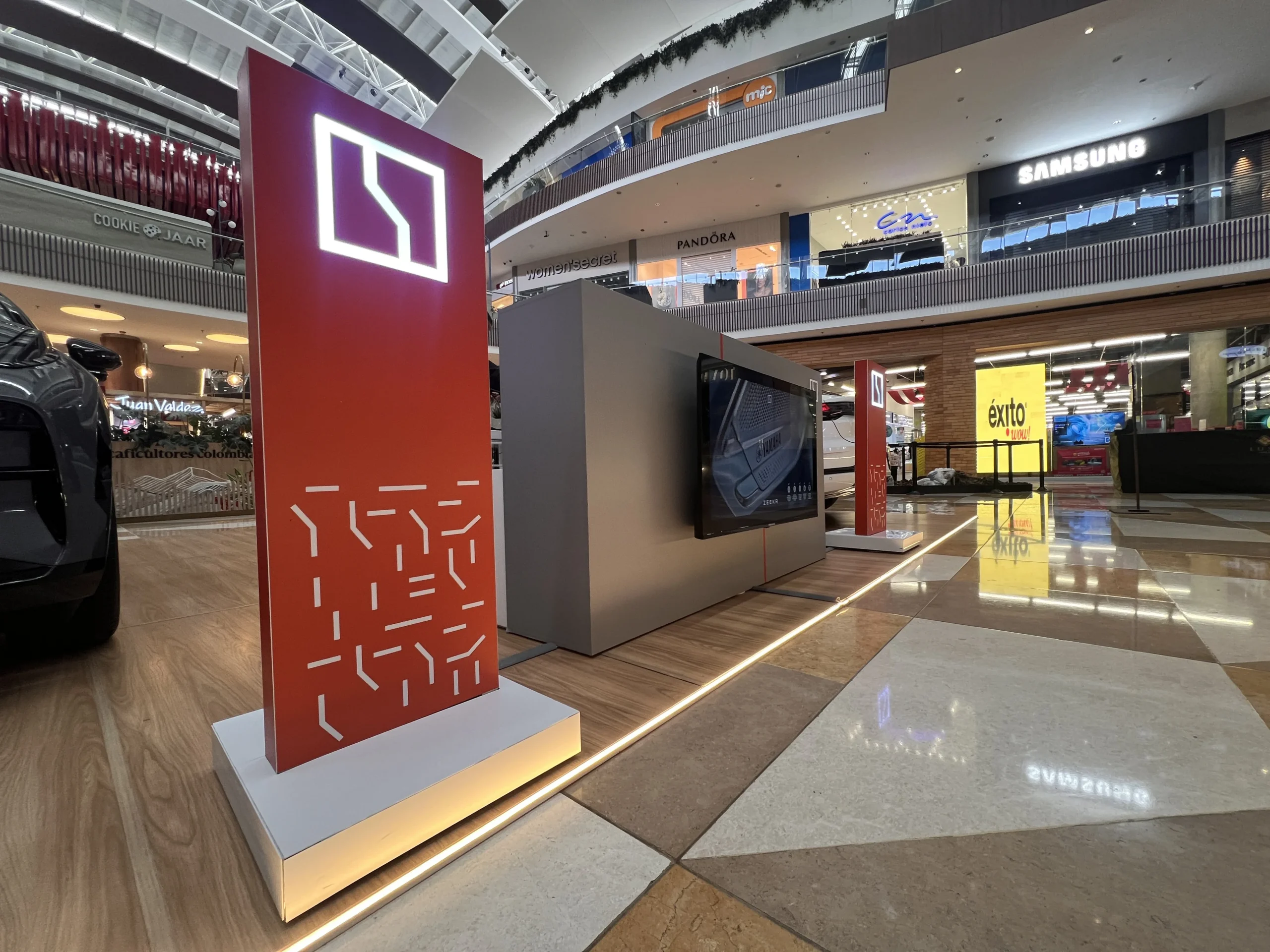 Zeekr en la Sabana impulsa la movilidad eléctrica con su nueva Pop-up Store en Fontanar. Conoce los modelos Zeekr 001 y Zeekr X. Descubre más aquí.