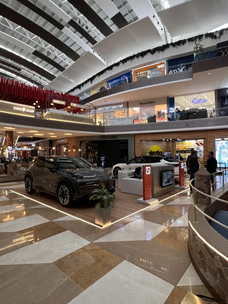 Zeekr en la Sabana impulsa la movilidad eléctrica con su nueva Pop-up Store en Fontanar. Conoce los modelos Zeekr 001 y Zeekr X. Descubre más aquí.