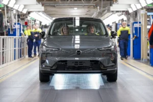 El nuevo Volvo EX60 eléctrico entra a producción con 810 km de autonomía y carga rápida. Conoce todos los detalles de este SUV premium sueco aquí.