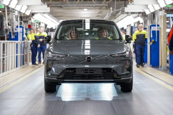 El nuevo Volvo EX60 eléctrico entra a producción con 810 km de autonomía y carga rápida. Conoce todos los detalles de este SUV premium sueco aquí.