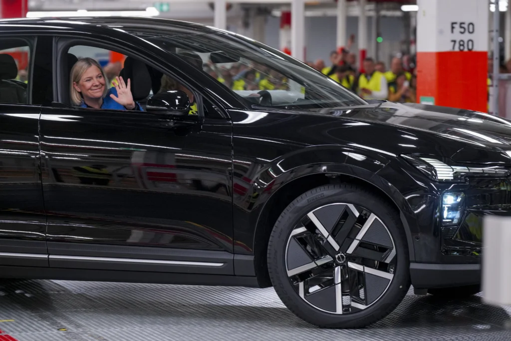 El nuevo Volvo EX60 eléctrico entra a producción con 810 km de autonomía y carga rápida. Conoce todos los detalles de este SUV premium sueco aquí.