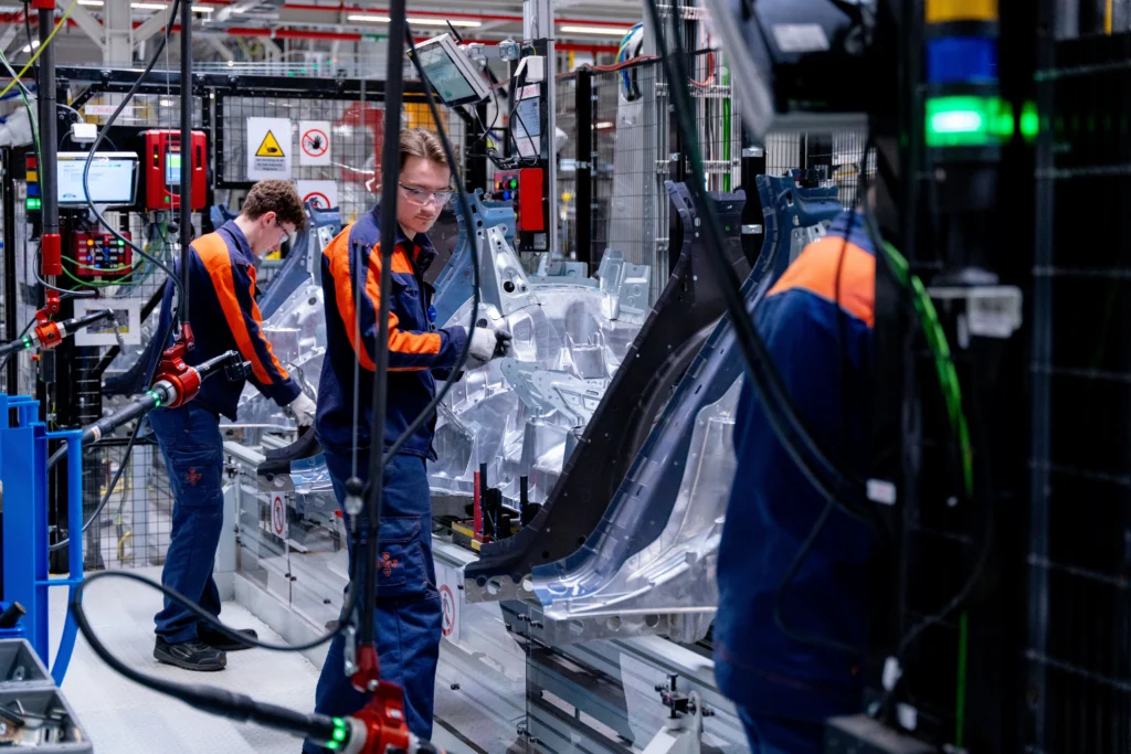 El nuevo Volvo EX60 eléctrico entra a producción con 810 km de autonomía y carga rápida. Conoce todos los detalles de este SUV premium sueco aquí.