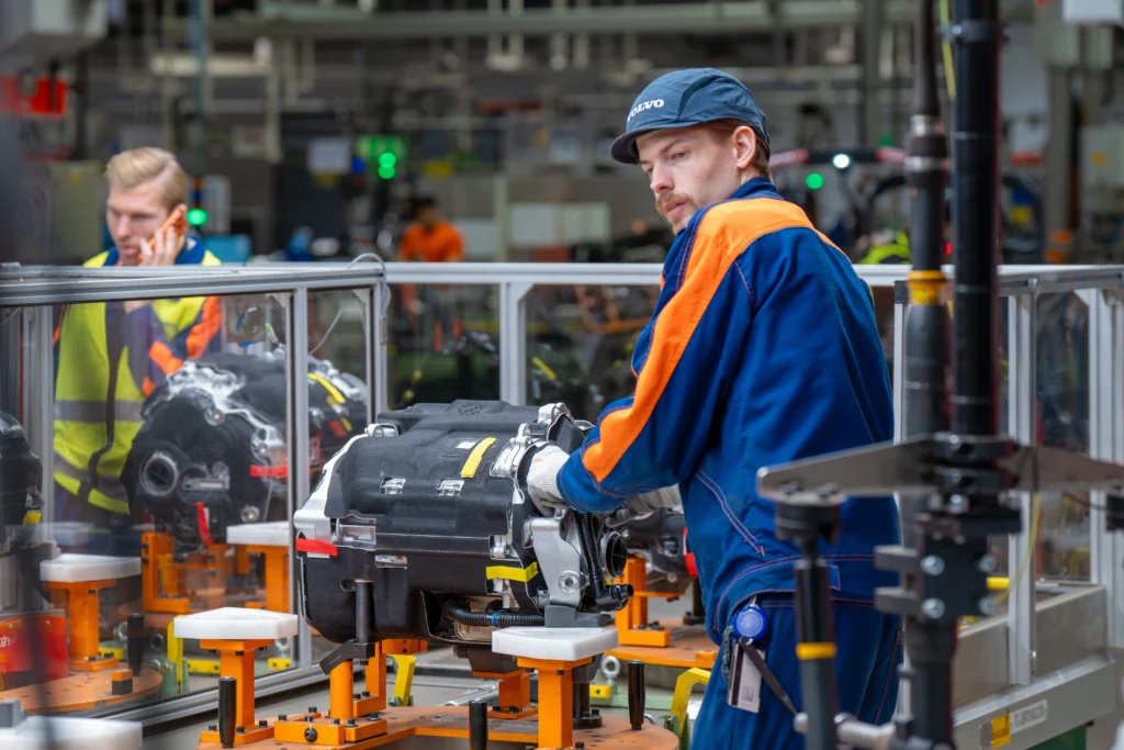 El nuevo Volvo EX60 eléctrico entra a producción con 810 km de autonomía y carga rápida. Conoce todos los detalles de este SUV premium sueco aquí.