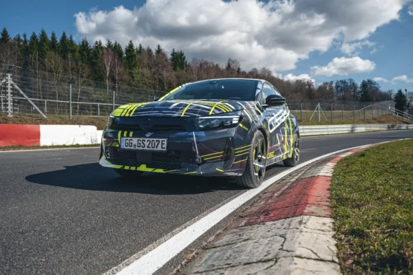 El nuevo Opel Corsa GSE sorprende con su diseño deportivo inspirado en los años 80 y un alto rendimiento garantizado. Conoce todos los detalles aquí.