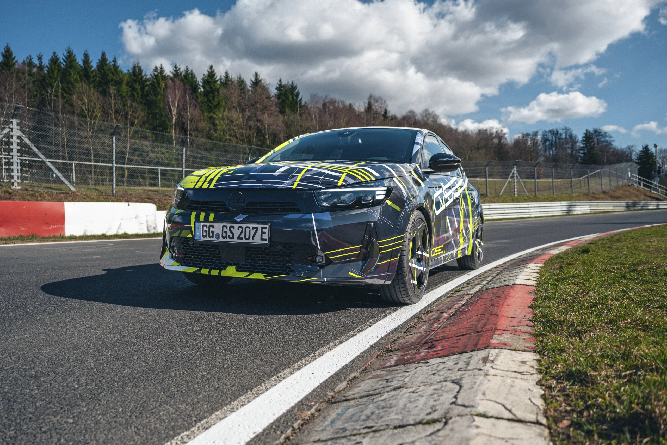 El nuevo Opel Corsa GSE sorprende con su diseño deportivo inspirado en los años 80 y un alto rendimiento garantizado. Conoce todos los detalles aquí.