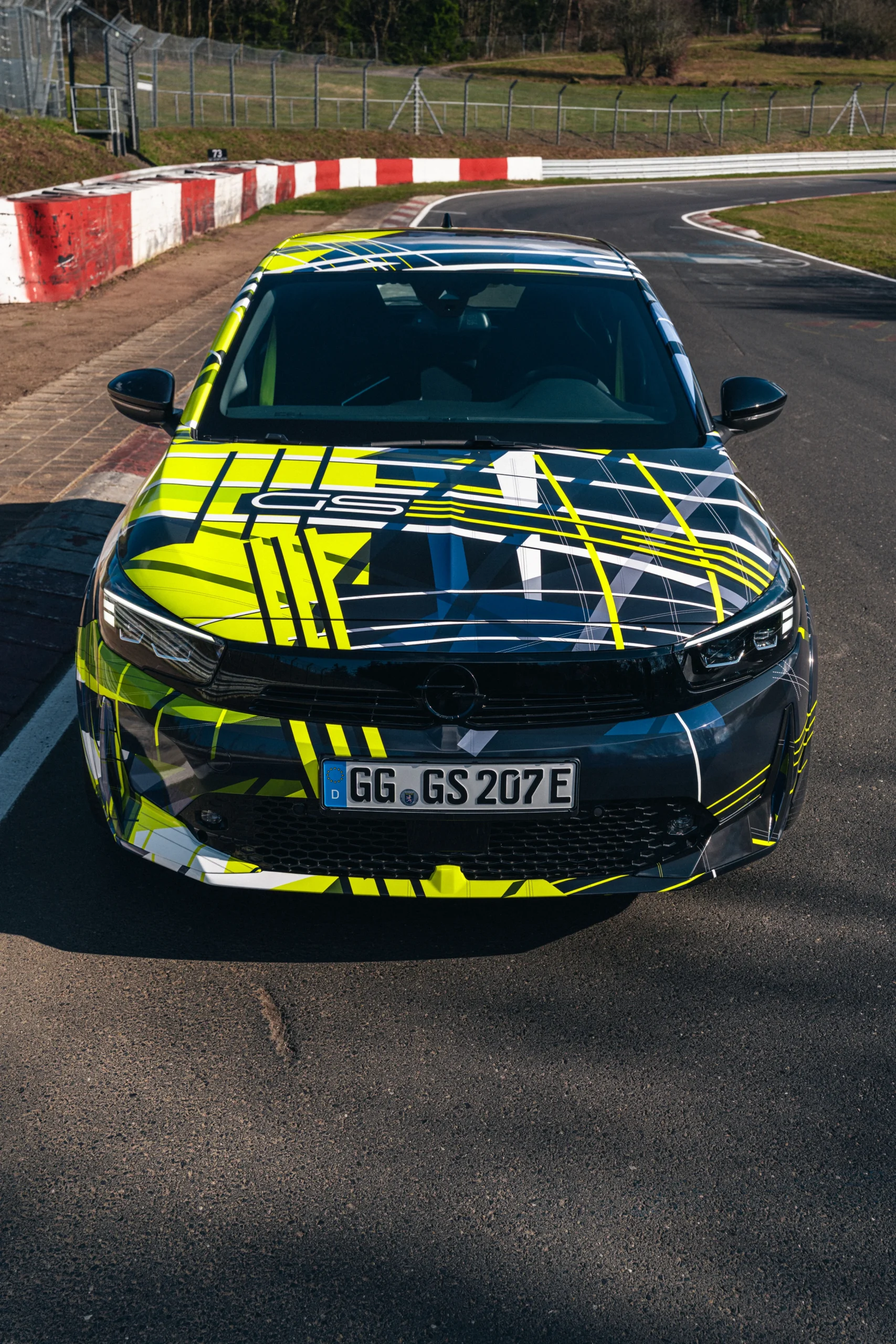 El nuevo Opel Corsa GSE sorprende con su diseño deportivo inspirado en los años 80 y un alto rendimiento garantizado. Conoce todos los detalles aquí.