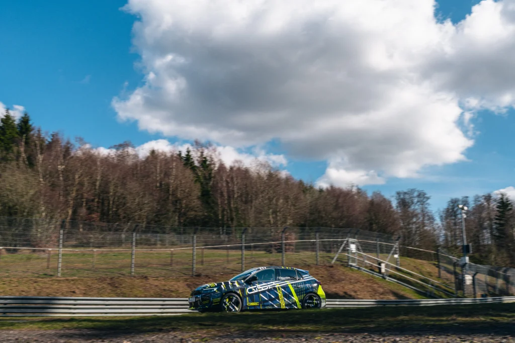 El nuevo Opel Corsa GSE sorprende con su diseño deportivo inspirado en los años 80 y un alto rendimiento garantizado. Conoce todos los detalles aquí.