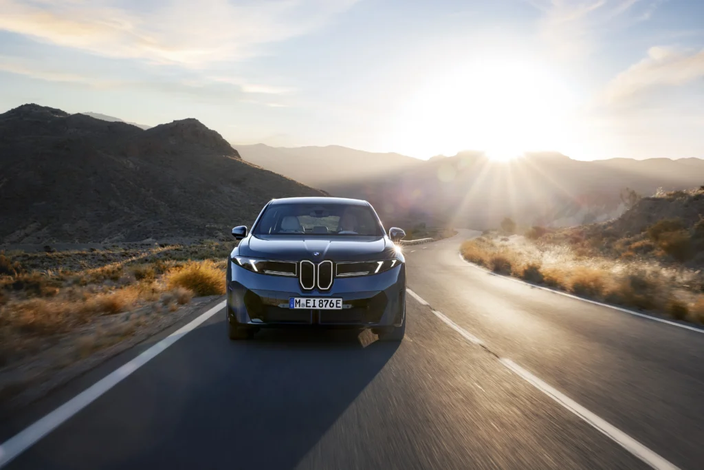 BMW iX3 2026: la nueva generación del SUV eléctrico llega con más autonomía, tecnología renovada y una plataforma de alto voltaje 5 Descubre el BMW iX3 2026, el SUV eléctrico renovado con más autonomía WLTP, nueva batería de alta tensión, BMW Curved Display y tecnología over-the-air.