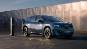 Descubre el BMW iX3 2026, el SUV eléctrico renovado con más autonomía WLTP, nueva batería de alta tensión, BMW Curved Display y tecnología over-the-air.
