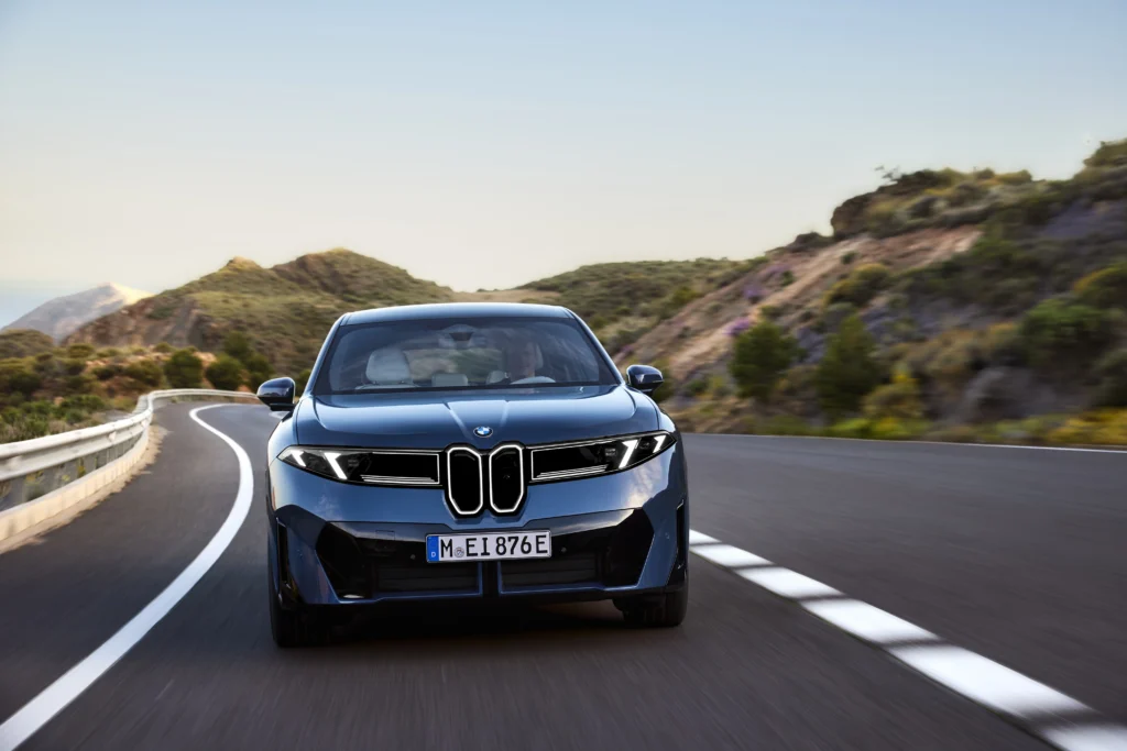BMW iX3 2026: la nueva generación del SUV eléctrico llega con más autonomía, tecnología renovada y una plataforma de alto voltaje 2 Descubre el BMW iX3 2026, el SUV eléctrico renovado con más autonomía WLTP, nueva batería de alta tensión, BMW Curved Display y tecnología over-the-air.