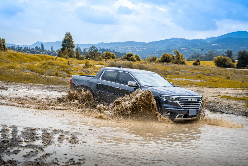 RAM CAT: dos íconos del poder unen fuerzas para transformar el estilo de vida 2 Descubre la RAM CAT alianza Colombia: propietarios de pick-up RAM obtienen 25% de descuento en todas las tiendas CAT del país con solo mostrar sus llaves.