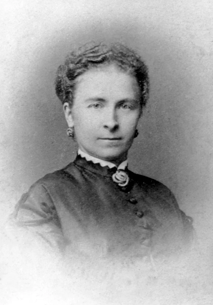 Conoce la historia de Opel, de máquinas de coser a autos con cohetes. Descubre su trayectoria de innovación y diseño aquí.