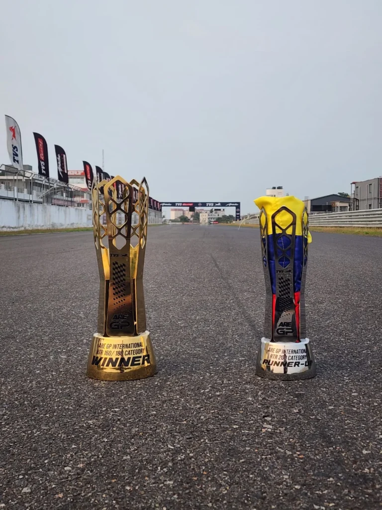 TVS Motor: Colombia doble podio el salto competitivo de los pilotos colombianos en la final ARE GP mundial en India 2 TVS Motor ARE GP India Colombia doble podio destaca el salto competitivo de los pilotos colombianos con primer y segundo lugar en la final mundial en India.