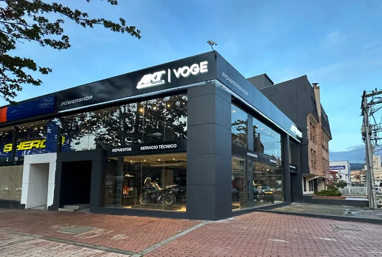 La nueva AKT Voge DS900X llega a Colombia como la primera moto de 900 cc ensamblada localmente. Potencia y tecnología premium. Descubre más aquí.