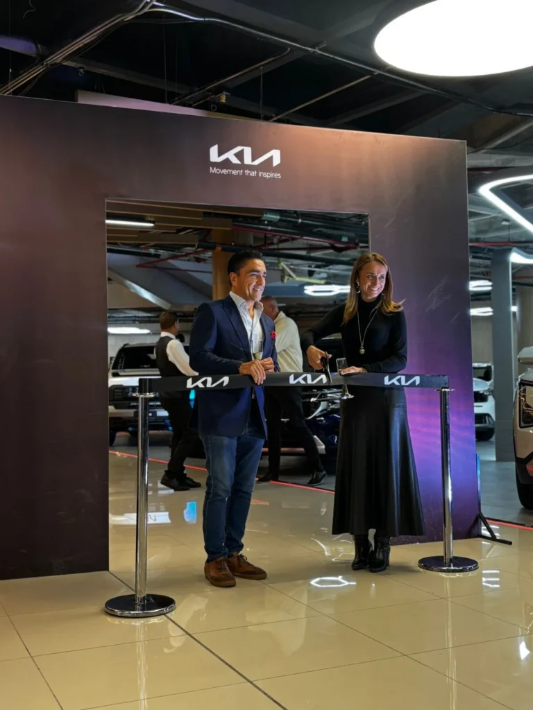 Descubre cómo Kia redefine la experiencia automotriz en Bogotá con su nueva vitrina en Mallplaza, consolidando su liderazgo en Colombia.