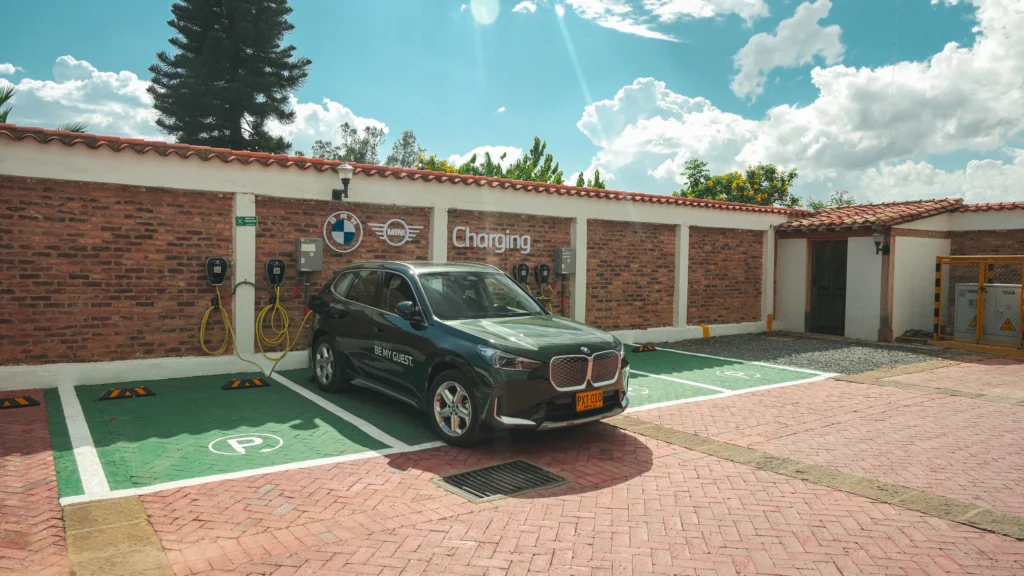 Autogermana Nueva estación de carga eléctrica impulsa el turismo sostenible en Villa de Leyva -