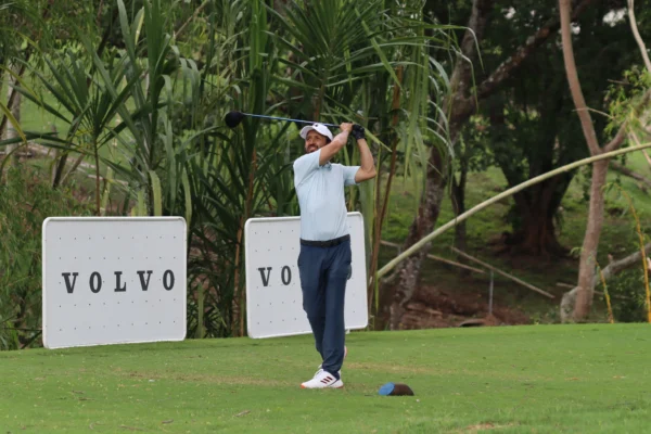 Descubre el impacto del Mini Tour Caddies Colombia, una iniciativa que profesionaliza el golf y dignifica la labor de los caddies con el respaldo de Astara.