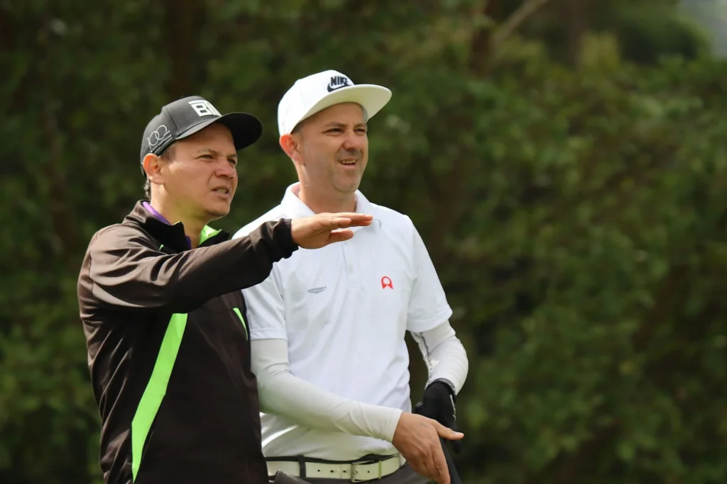 Descubre el impacto del Mini Tour Caddies Colombia, una iniciativa que profesionaliza el golf y dignifica la labor de los caddies con el respaldo de Astara.