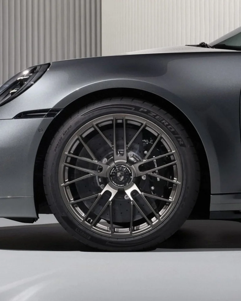 Neumático P Zero R de Pirelli, la cumbre de rendimiento y tecnología 2 Descubre cómo el nuevo neumático Porsche 911 P Zero R de Pirelli redefine el rendimiento y la seguridad para el Porsche 911 Turbo S.