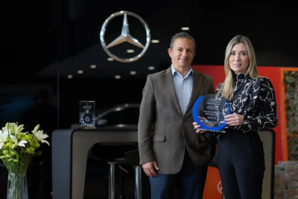 El Mercedes-Benz EQA 250 redefine la movilidad eléctrica en Colombia con lujo y eficiencia. Descubre los detalles de este SUV premium aquí.