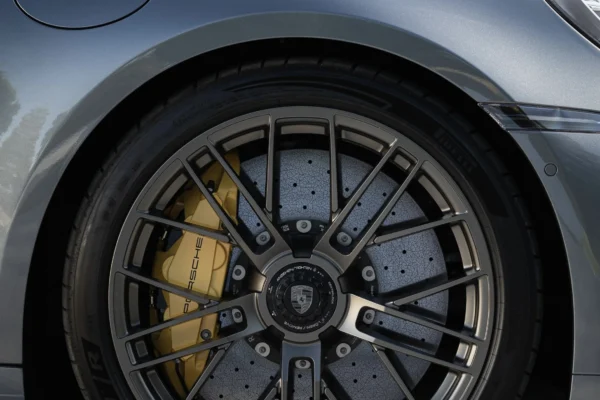 Descubre cómo el nuevo neumático Porsche 911 P Zero R de Pirelli redefine el rendimiento y la seguridad para el Porsche 911 Turbo S.