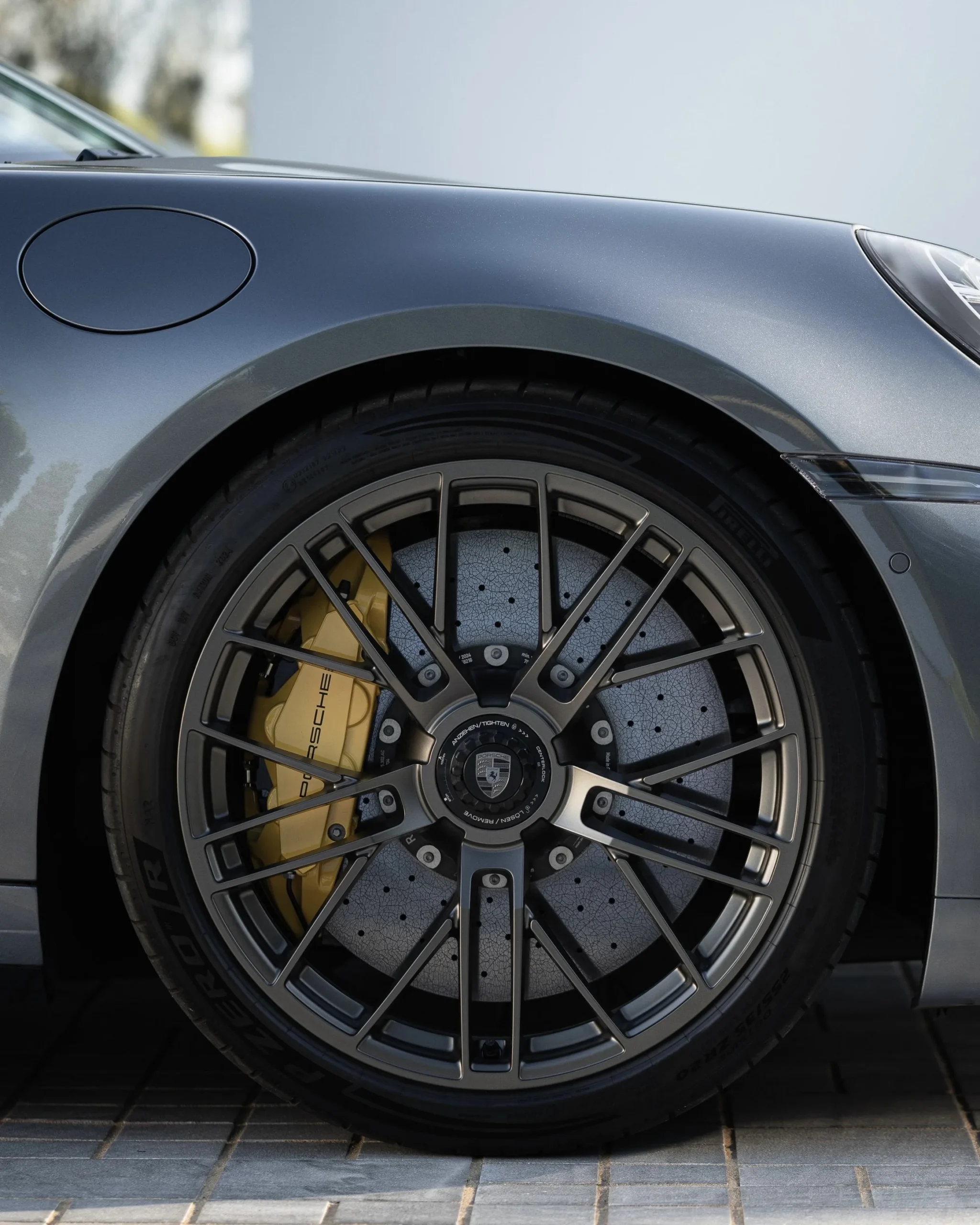 Descubre cómo el nuevo neumático Porsche 911 P Zero R de Pirelli redefine el rendimiento y la seguridad para el Porsche 911 Turbo S.