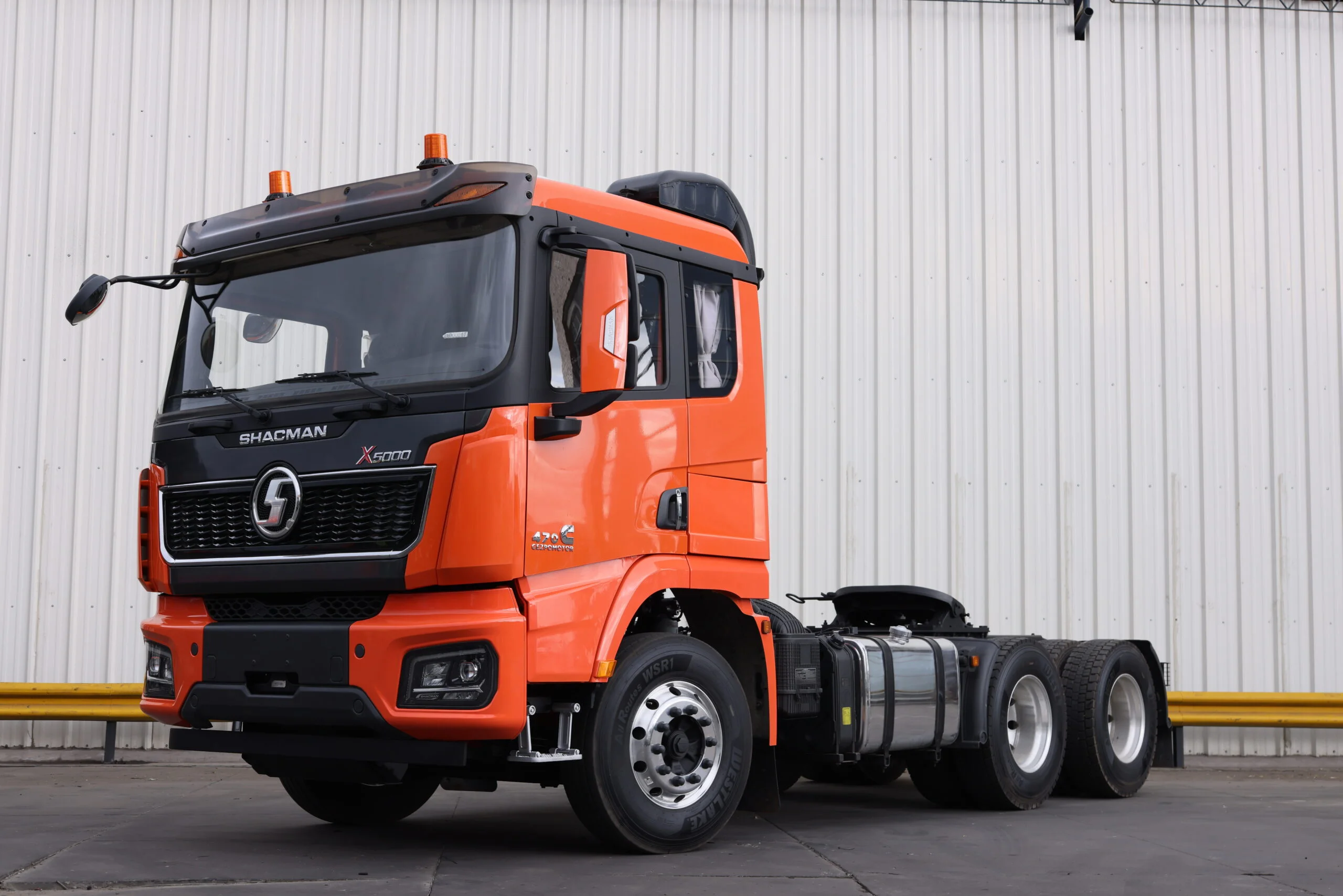 Descubre cómo el SHACMAN X5000 AMT 2027 revoluciona el transporte de carga en Colombia. Logra ahorros de hasta $75 millones anuales en combustible con este tractocamión de eficiencia inigualable y confort superior.