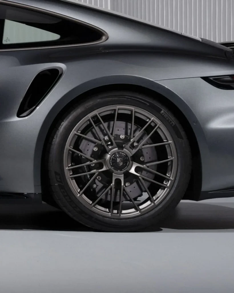 Neumático P Zero R de Pirelli, la cumbre de rendimiento y tecnología 3 Descubre cómo el nuevo neumático Porsche 911 P Zero R de Pirelli redefine el rendimiento y la seguridad para el Porsche 911 Turbo S.