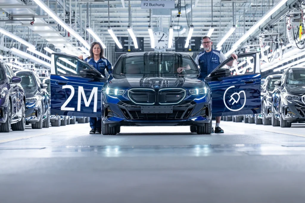 El BMW i5 M60 xDrive marca un hito con dos millones de eléctricos producidos por el fabricante alemán. Conoce todos los detalles del modelo aquí.