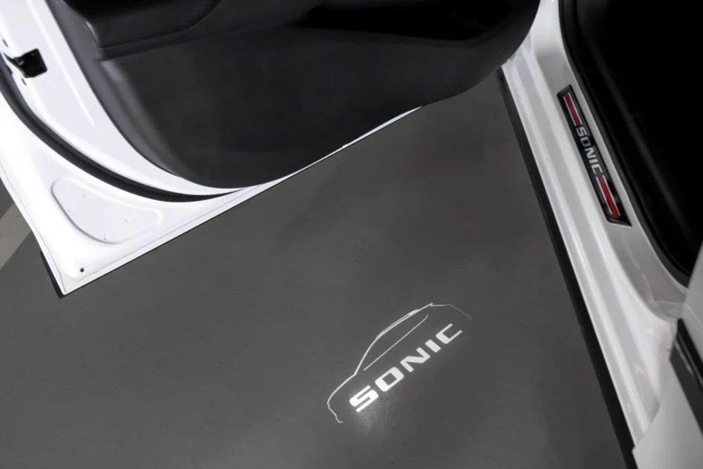 El Chevrolet Sonic 2026 llega a Colombia como un SUV compacto cargado de tecnología y personalización. ¡Descubre todos sus detalles y diseño aquí!