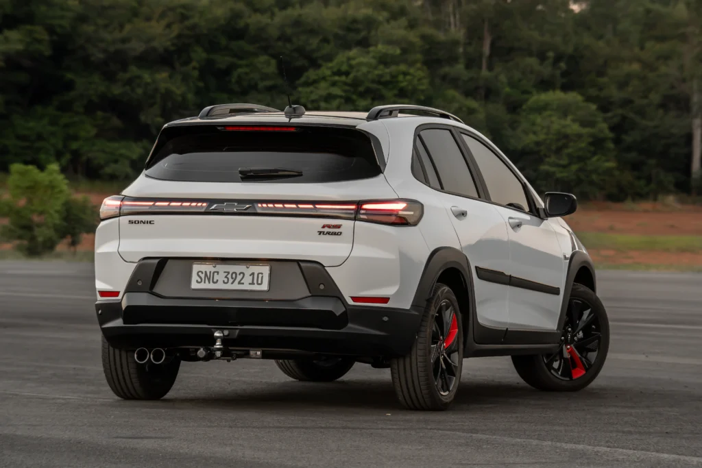 El Chevrolet Sonic 2026 llega a Colombia como un SUV compacto cargado de tecnología y personalización. ¡Descubre todos sus detalles y diseño aquí!