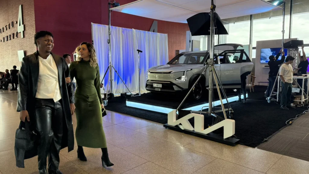 Kia Street Icons: el asombroso estilo urbano en Bogotá 2 Kia Street Icons fusionó moda y diseño automotriz en el Bogotá Fashion Week 2026 con el Kia EV5 como protagonista. Descubre más detalles aquí.