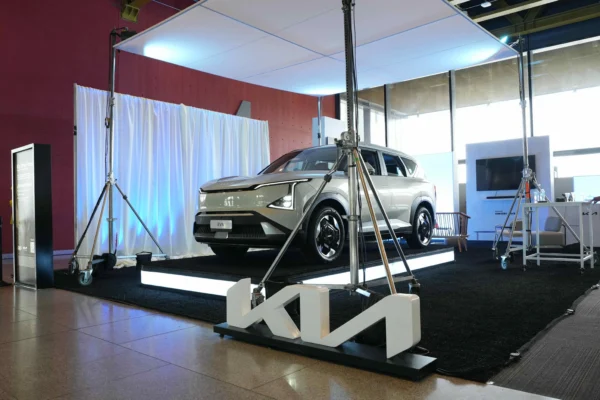 Kia Street Icons fusionó moda y diseño automotriz en el Bogotá Fashion Week 2026 con el Kia EV5 como protagonista. Descubre más detalles aquí.